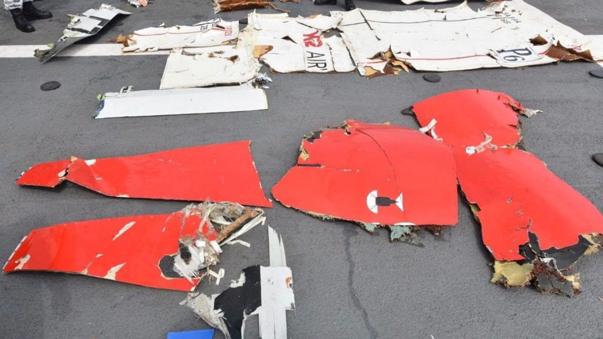 Pakistani Navy Recovers Boeing 737 Debris, Search for Five Crew Members Continues