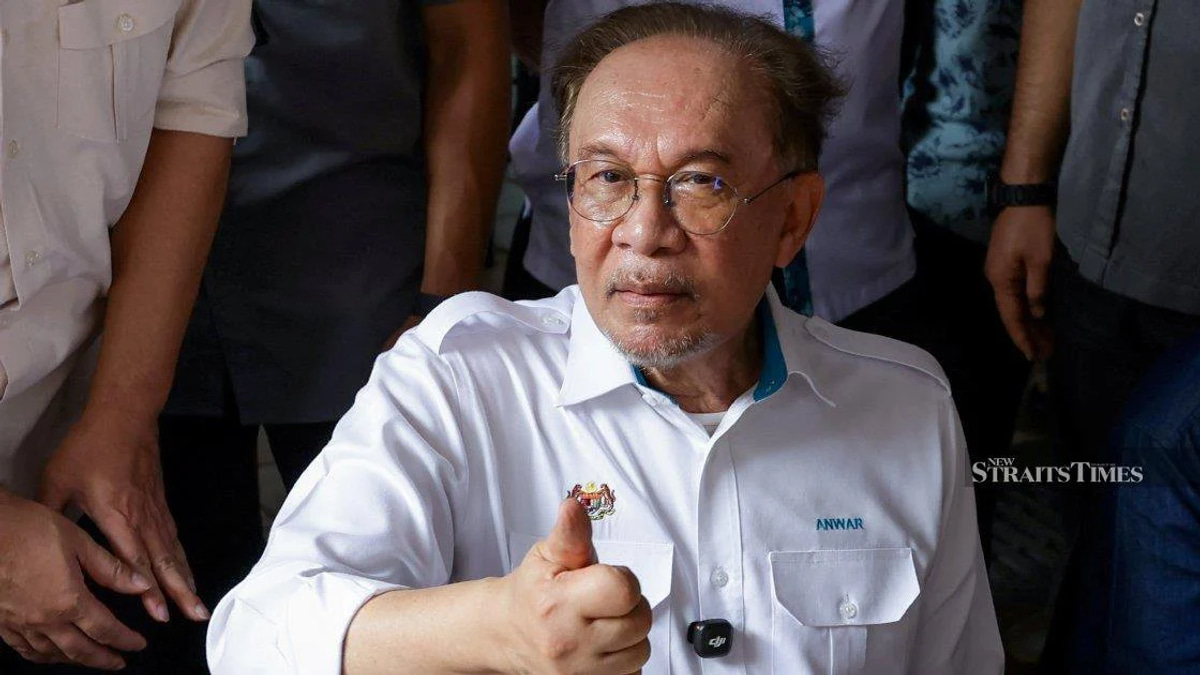 Anwar Ibrahim Tops Merdeka Centre Popularity Survey as Zahid Hamidi Lags