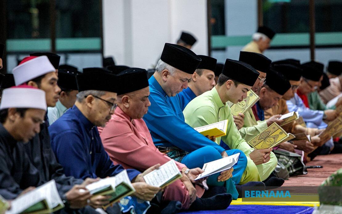 Sultan Nazrin Leads National Day Prayers at Newly Completed Perak Mosque