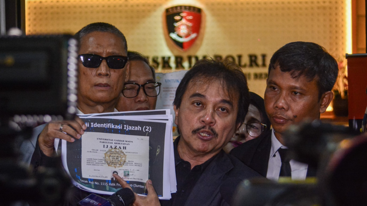 Former Indonesian minister Roy Suryo detained in Jokowi diploma defamation case