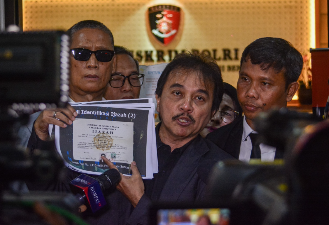 Former Indonesian minister Roy Suryo detained in Jokowi diploma defamation case