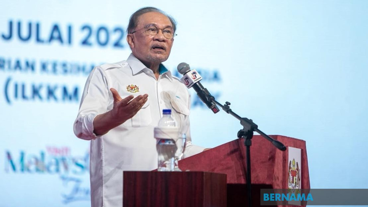 Anwar Calls on Youth to Cherish Independence Legacy and National History