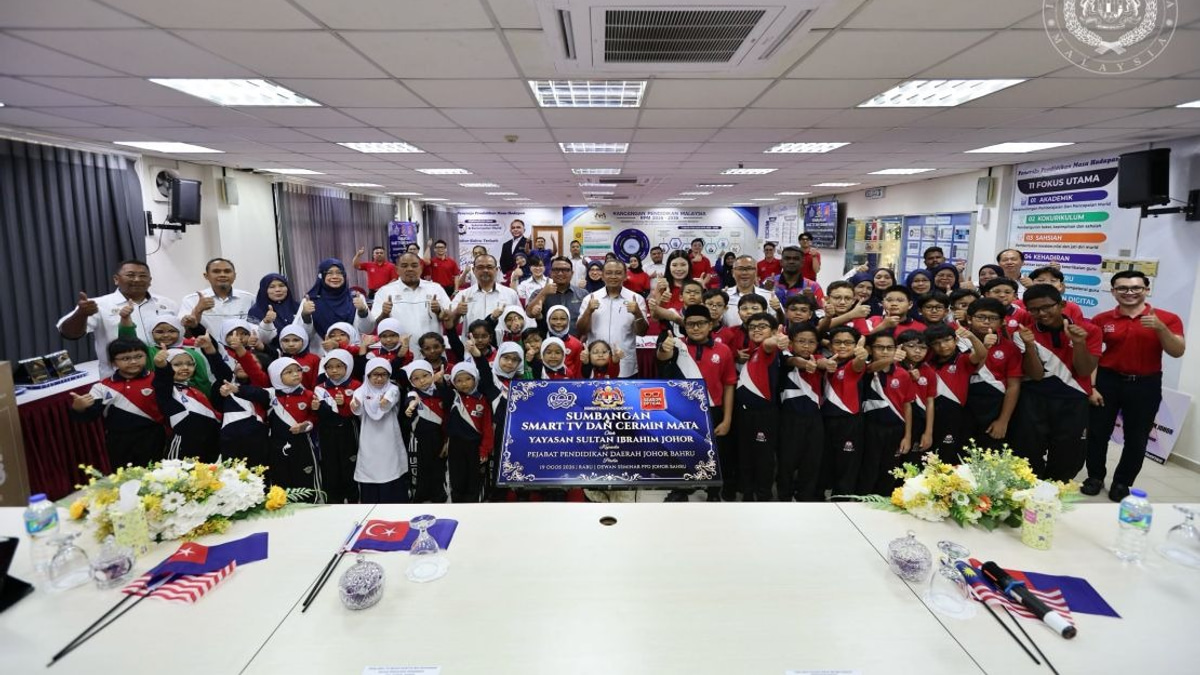 Johor Foundation Equips Schools with Smart TVs and Free Spectacles for B40 Students