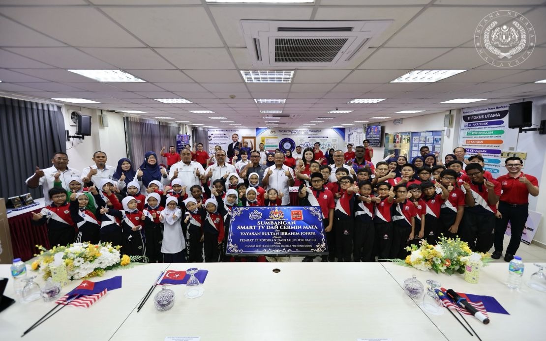 Johor Foundation Equips Schools with Smart TVs and Free Spectacles for B40 Students