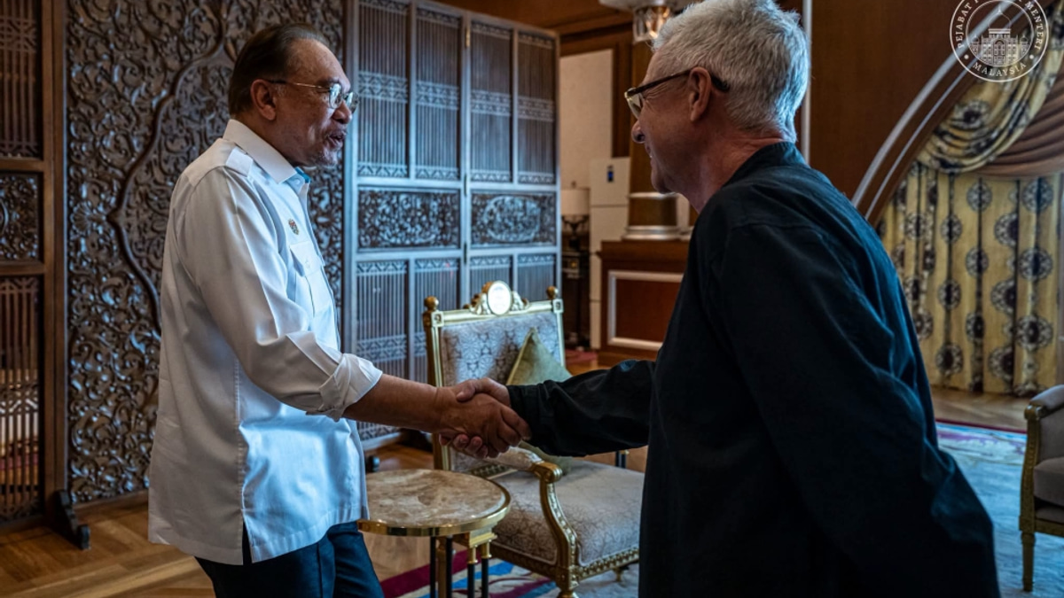 Anwar Ibrahim meets Singapore GP chief as Malaysia pursues Formula 1 return to Sepang