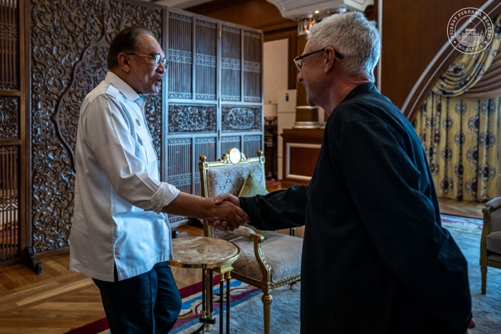 Anwar Ibrahim meets Singapore GP chief as Malaysia pursues Formula 1 return to Sepang