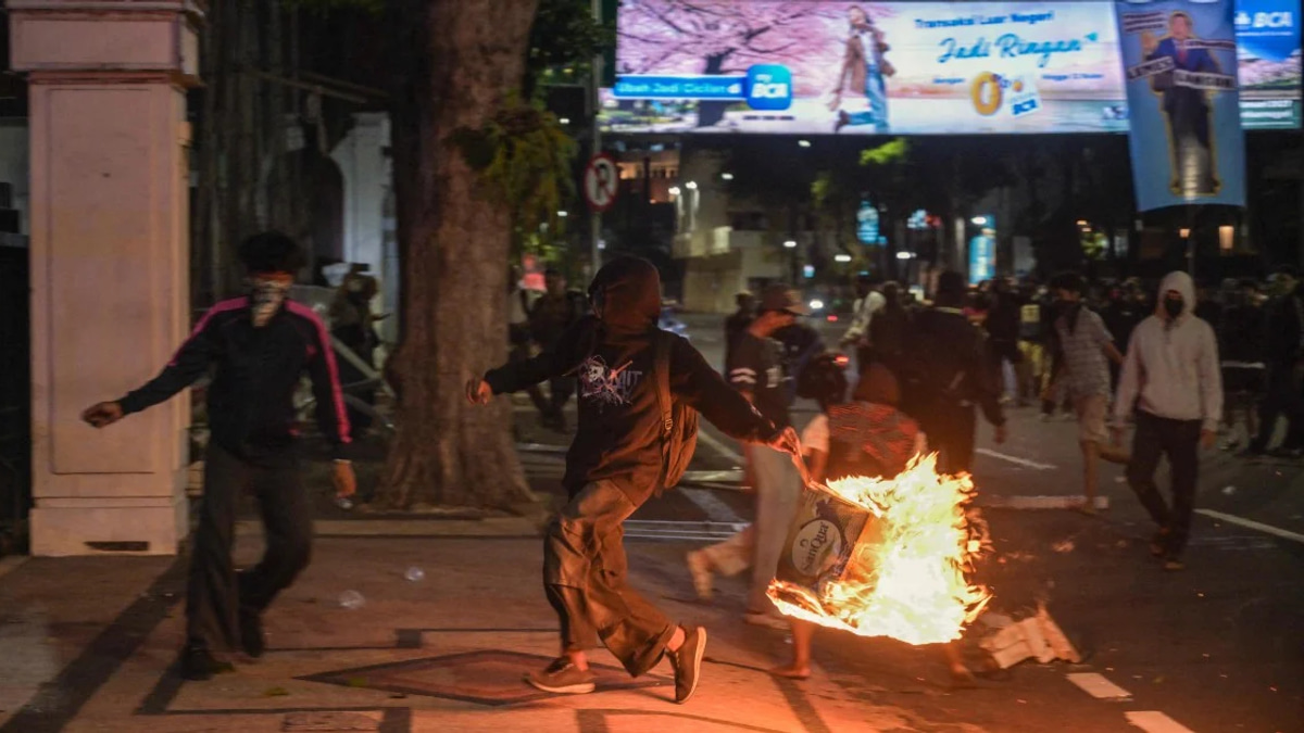 Indonesian Police Detain Dozens of Demonstrators at Anti-Government Rally in Surabaya