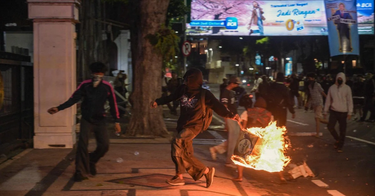 Indonesian Police Detain Dozens of Demonstrators at Anti-Government Rally in Surabaya