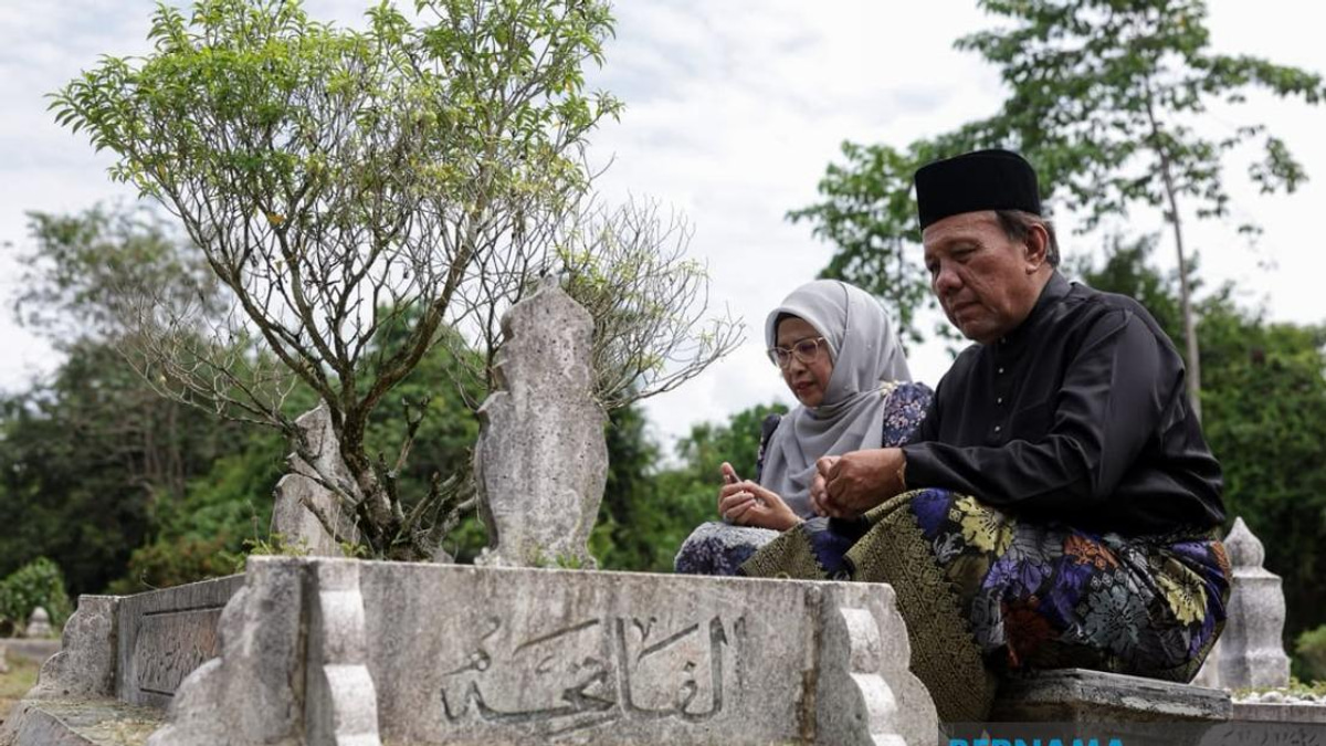 N.Sembilan's New MB Ismail Lasim Pays Respects at Parents' Graves Following Oath-Taking Ceremony