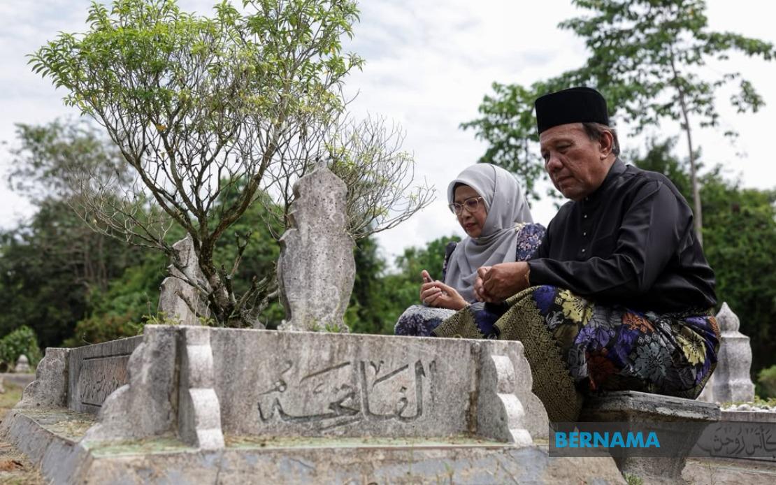 N.Sembilan's New MB Ismail Lasim Pays Respects at Parents' Graves Following Oath-Taking Ceremony
