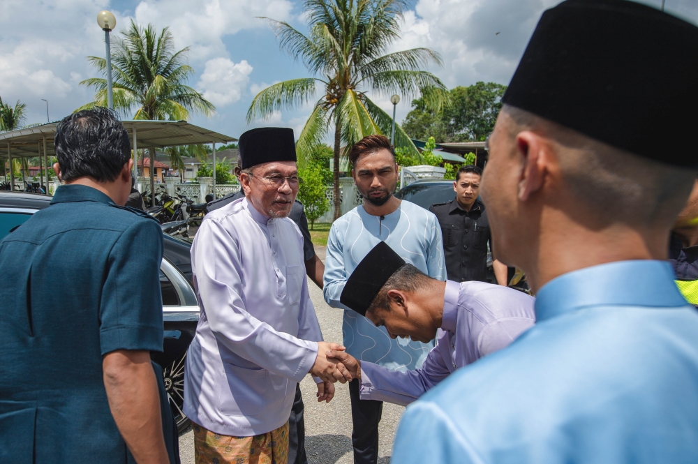 Despite Strong GDP Growth, Government Acknowledges Continuing Hardship for Ordinary Malaysians and Small Businesses