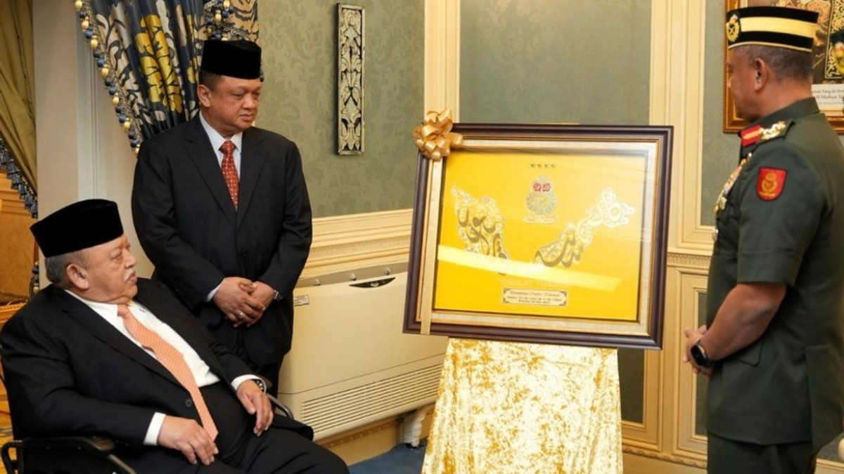 Raja of Perlis Receives Army Chief in Formal Audience