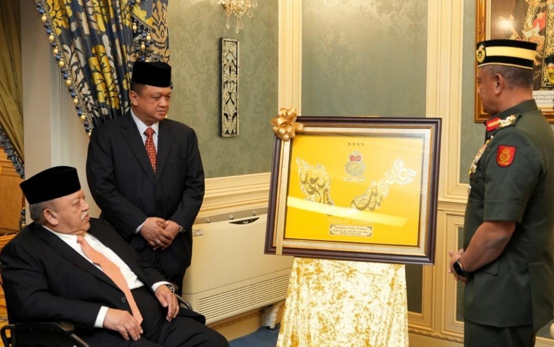Raja of Perlis Receives Army Chief in Formal Audience