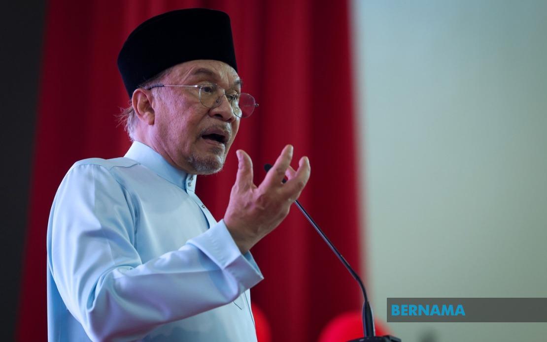 Anwar Halts Felda Hotel Sale, Demands Full Inquiry Into RM60 Million Loss