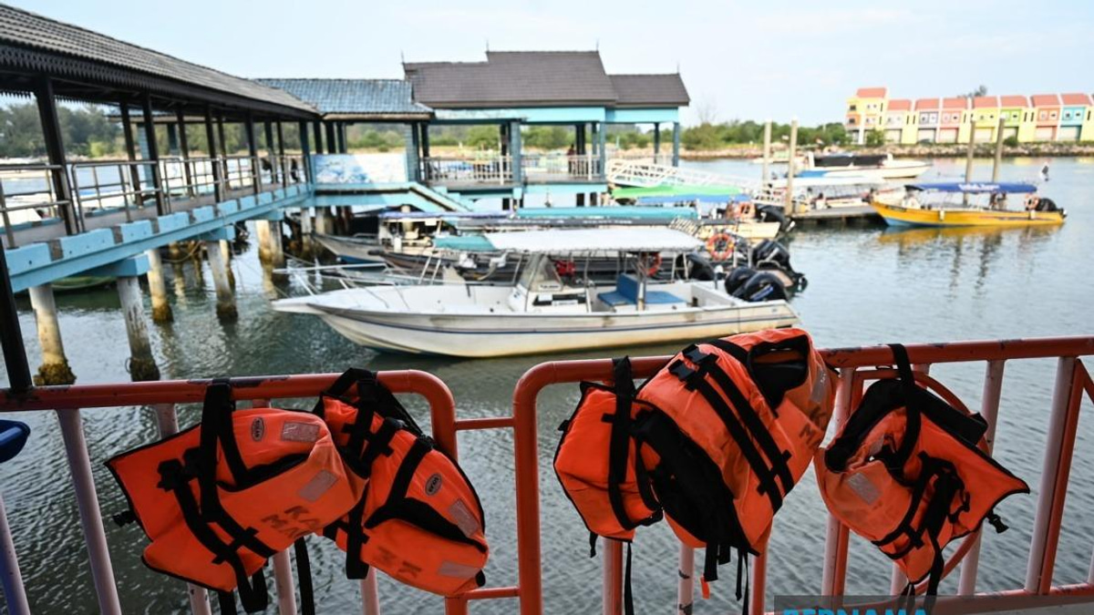 Life Jackets Must Be Worn at All Times at Sea, Terengganu Exco Urges Following Boat Capsize