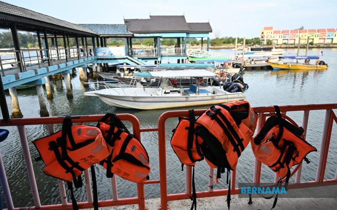 Life Jackets Must Be Worn at All Times at Sea, Terengganu Exco Urges Following Boat Capsize