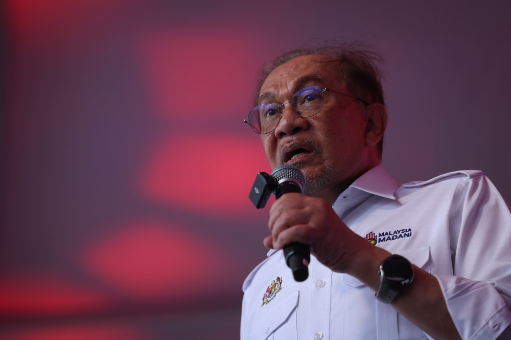 Anwar Condemns Opposition Walkout Over Tabung Haji Fund Crisis