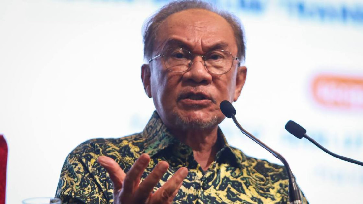 Anwar Rejects Sanusi's 'Tanah Melayu' Remarks, Insists Malaysia's Future Depends on Inclusivity