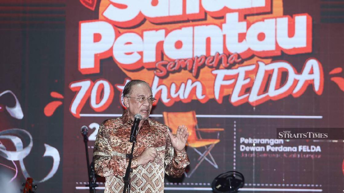 PM Anwar Pushes Felda Relief Initiatives, Demands Monthly Updates