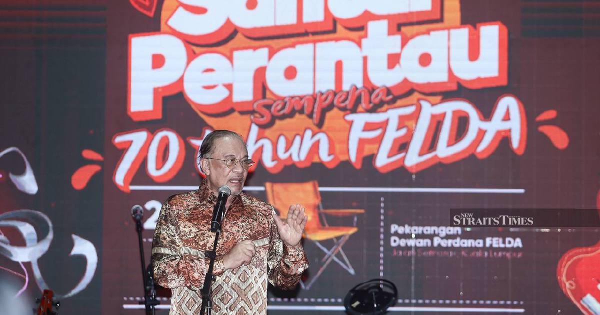 PM Anwar Pushes Felda Relief Initiatives, Demands Monthly Updates