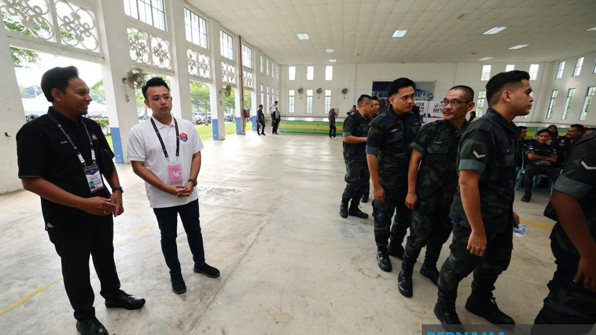 Johor Election Candidates Monitor Early Voting for Security Personnel