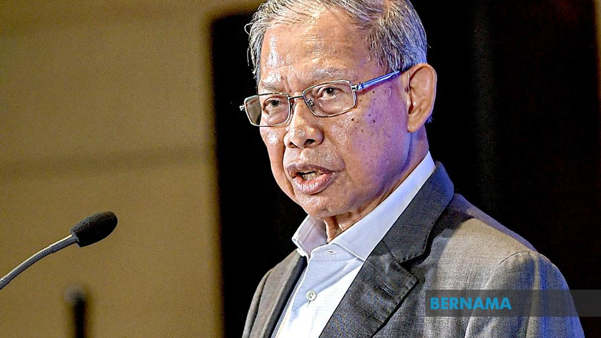 Mustapa Mohamed Steps Back From GE16, Urges UMNO to Embrace Young Leaders