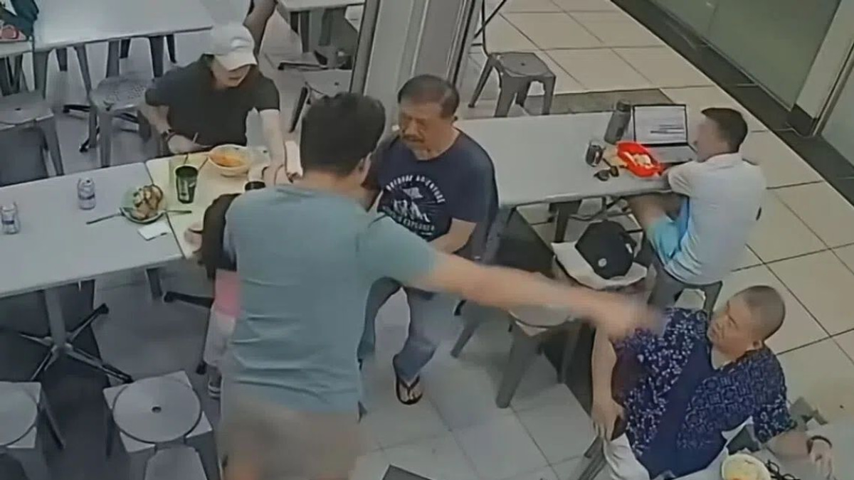 Singapore Police Investigate Incident After Elderly Man Pushed to Ground for Patting Child's Head