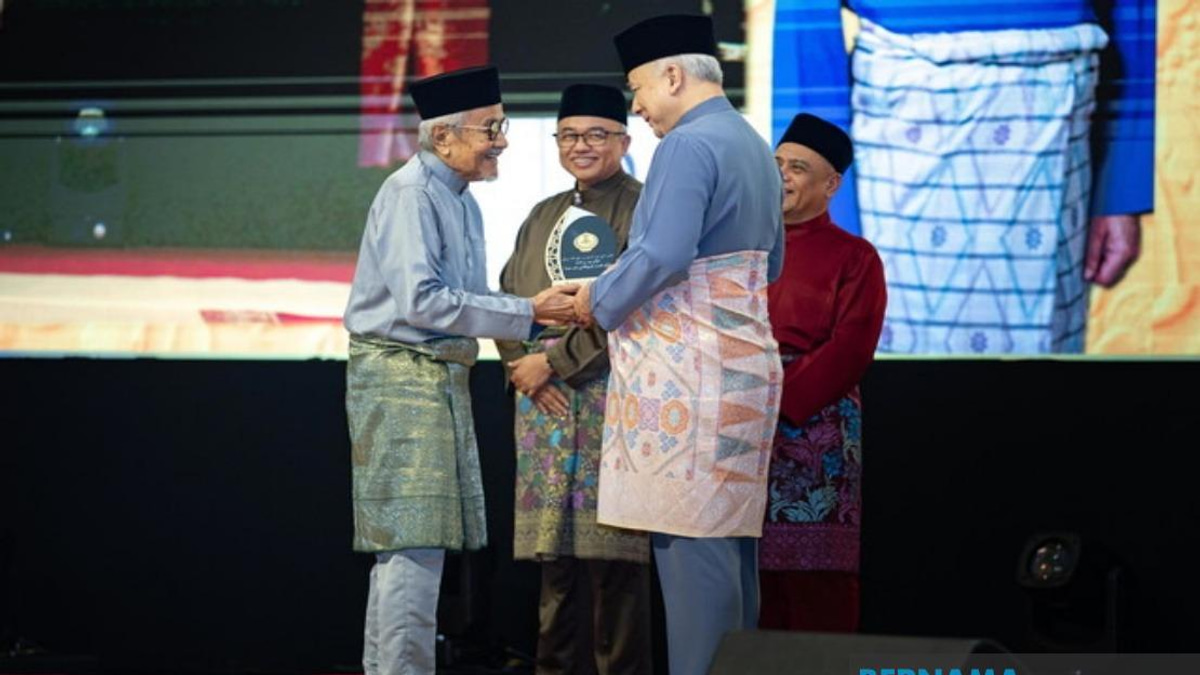 Veteran Director and Actor Datuk Rahim Razali Honoured with Perak Media Icon Award