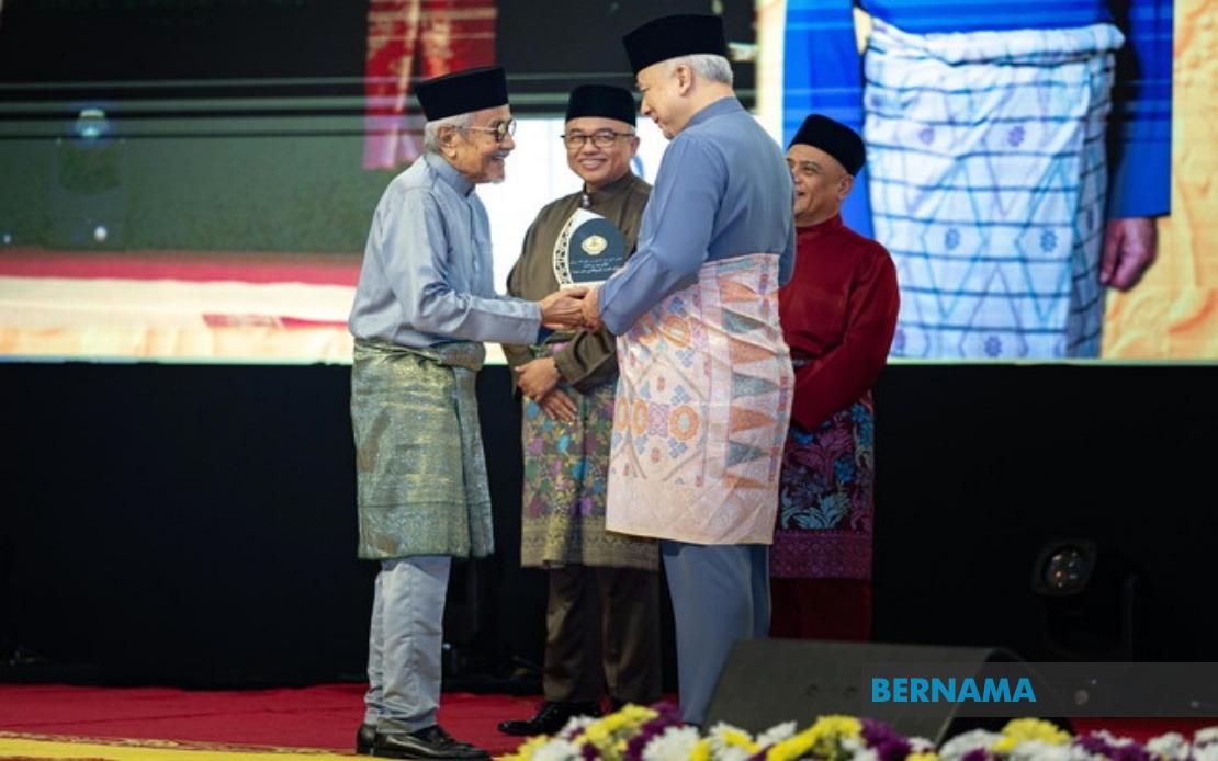 Veteran Director and Actor Datuk Rahim Razali Honoured with Perak Media Icon Award