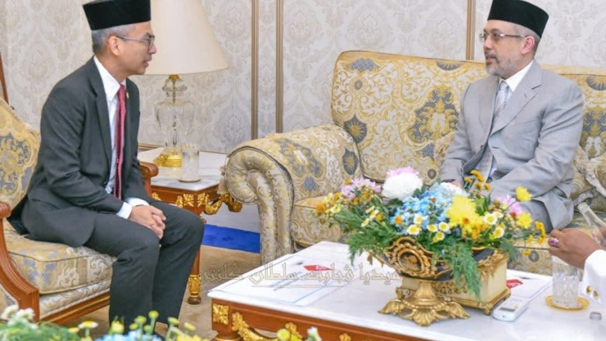 Kelantan Crown Prince Receives Communications Minister to Discuss Social Media Threats and Royal Institution Protection