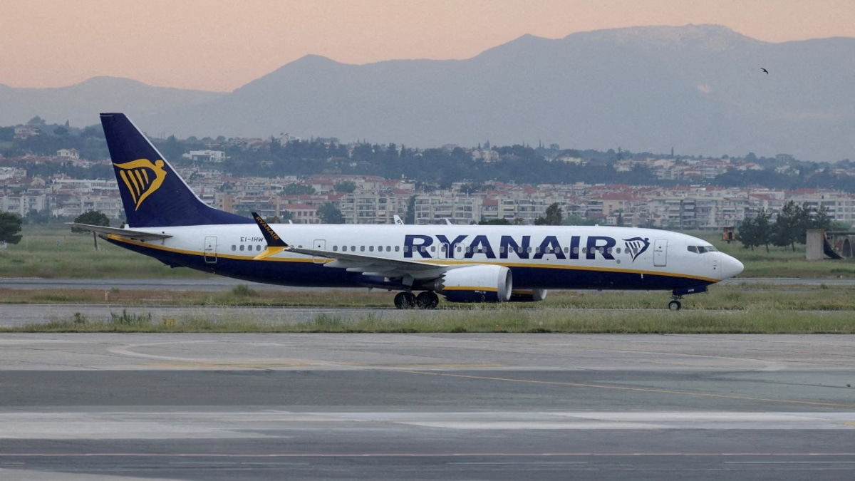 Rapid Decompression Forces Ryanair Flight to Emergency Return After Window Shatters Over Greece