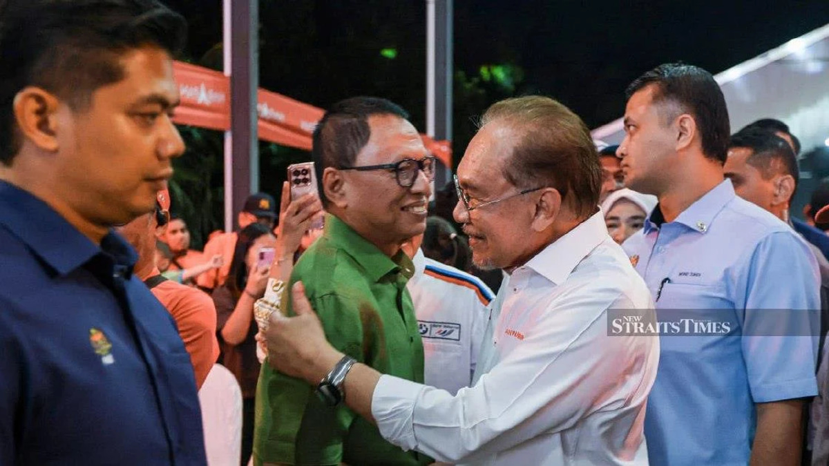 Rafizi Quips About Puad's Political 'Portfolio Switch' Following PM Embrace