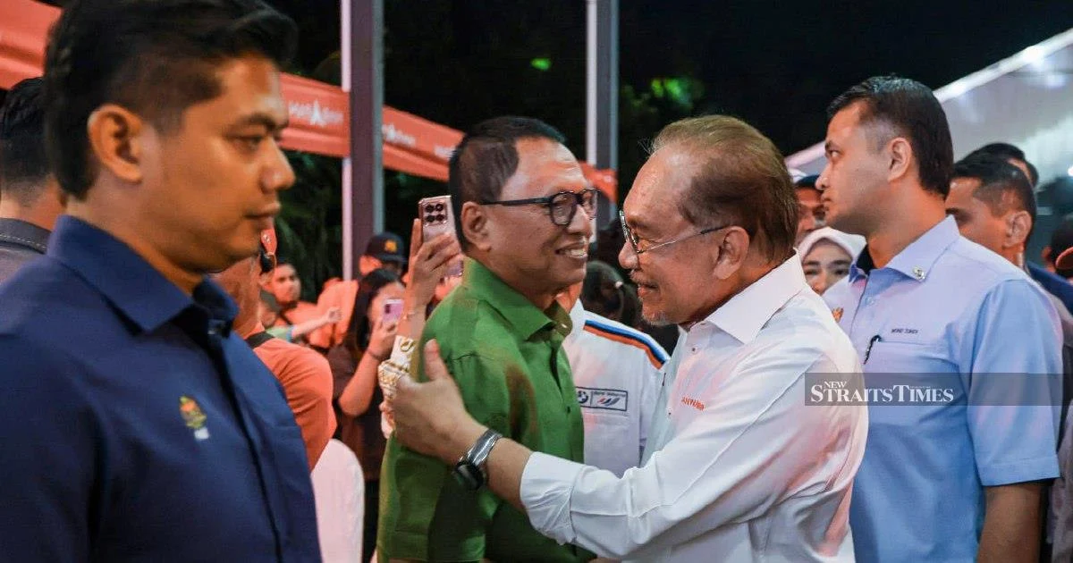 Rafizi Quips About Puad's Political 'Portfolio Switch' Following PM Embrace