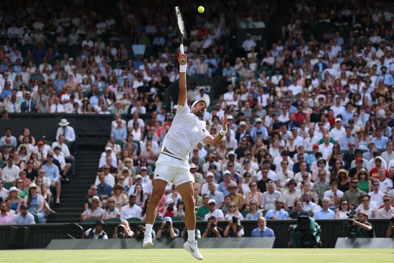 Djokovic Surpasses Federer's Wimbledon Record with Hard-Fought Victory Over Safiullin