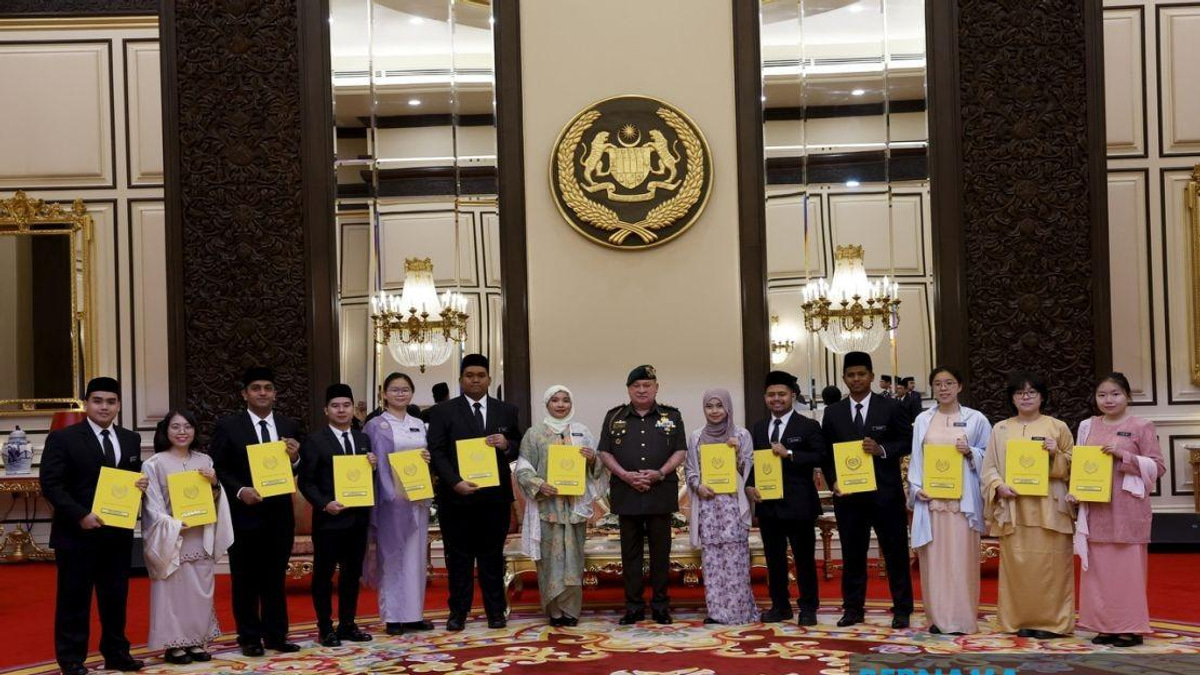 King Confers BYDPA Scholarships on 14 Exceptional Scholars