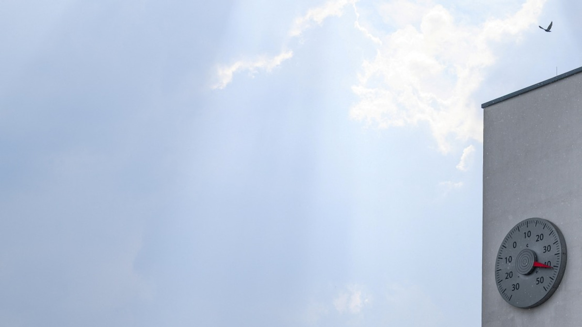 Heat Wave Kills At Least 25 Across US As Storms Threaten Eastern Seaboard