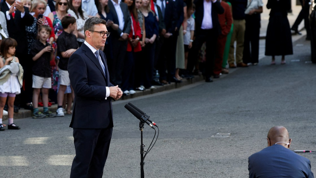 New UK Premier Burnham Reshapes Cabinet, Charts Leftward Course