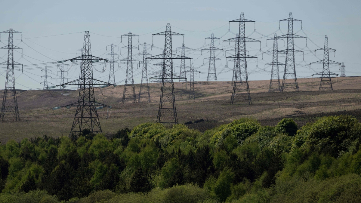 Britain's New PM Burnham Pledges Electricity Tax Cuts to Tackle Cost-of-Living Crisis