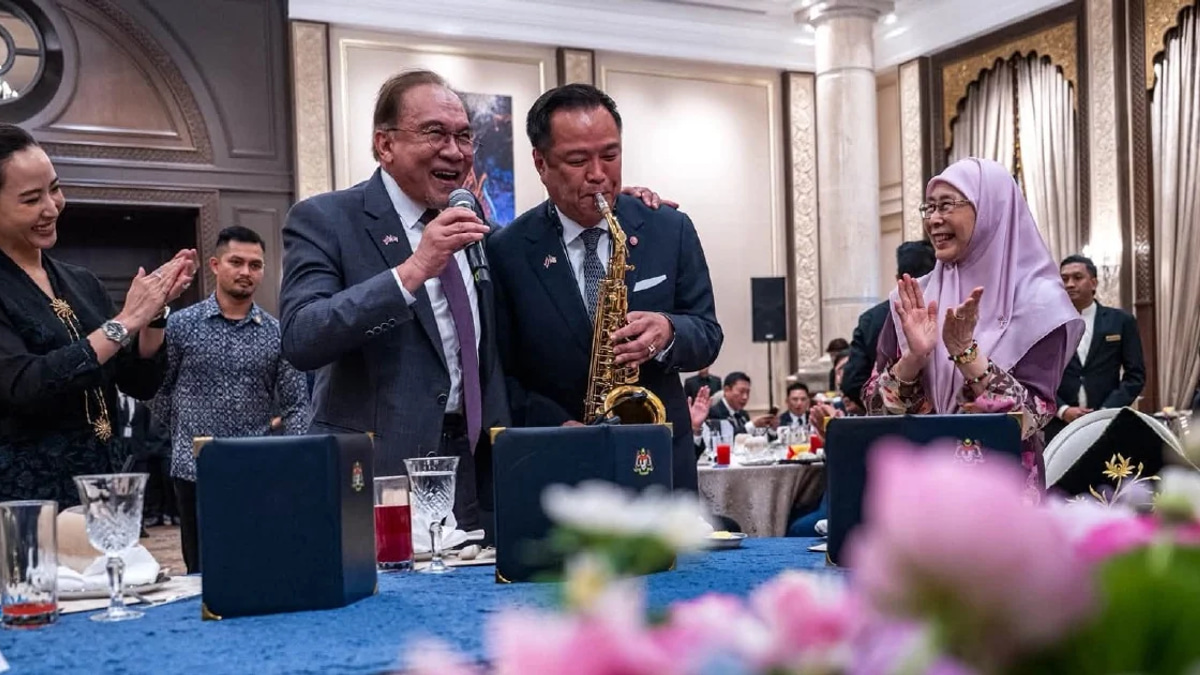 Anwar and Anutin Strike Harmonious Note with Impromptu Performance of 'My Way'