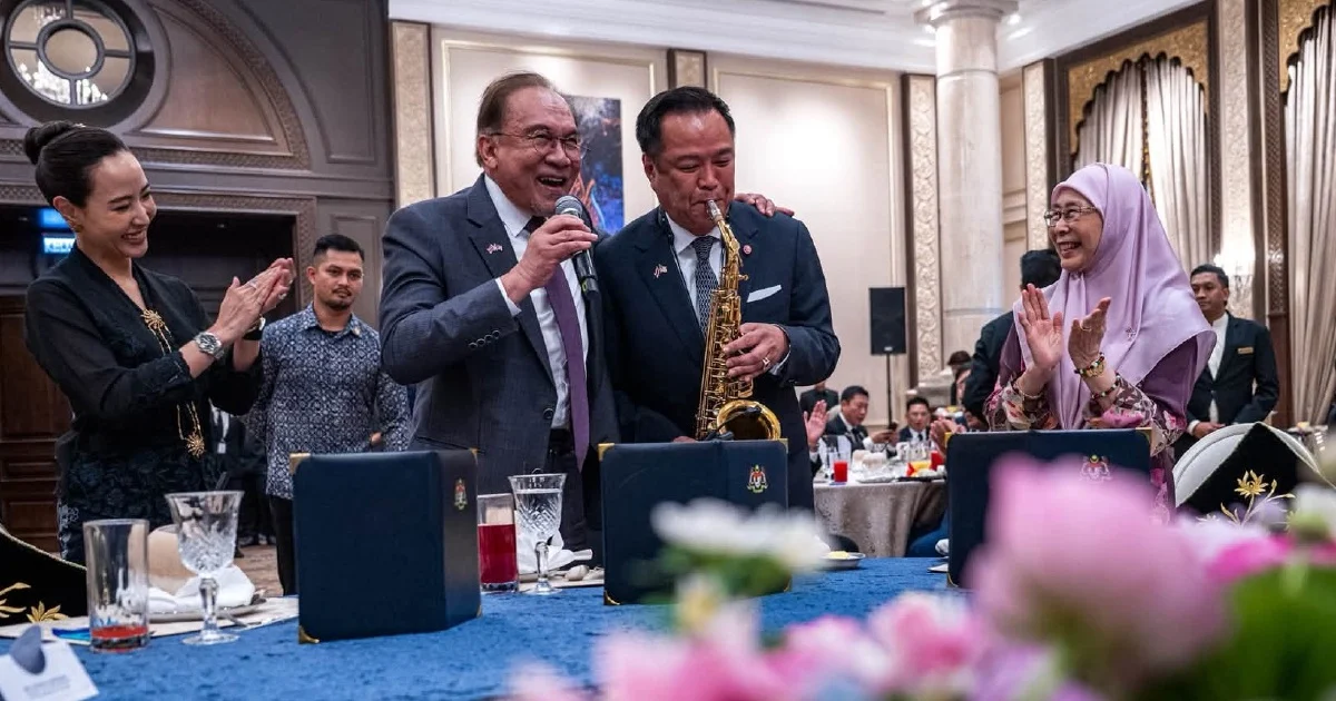 Anwar and Anutin Strike Harmonious Note with Impromptu Performance of 'My Way'