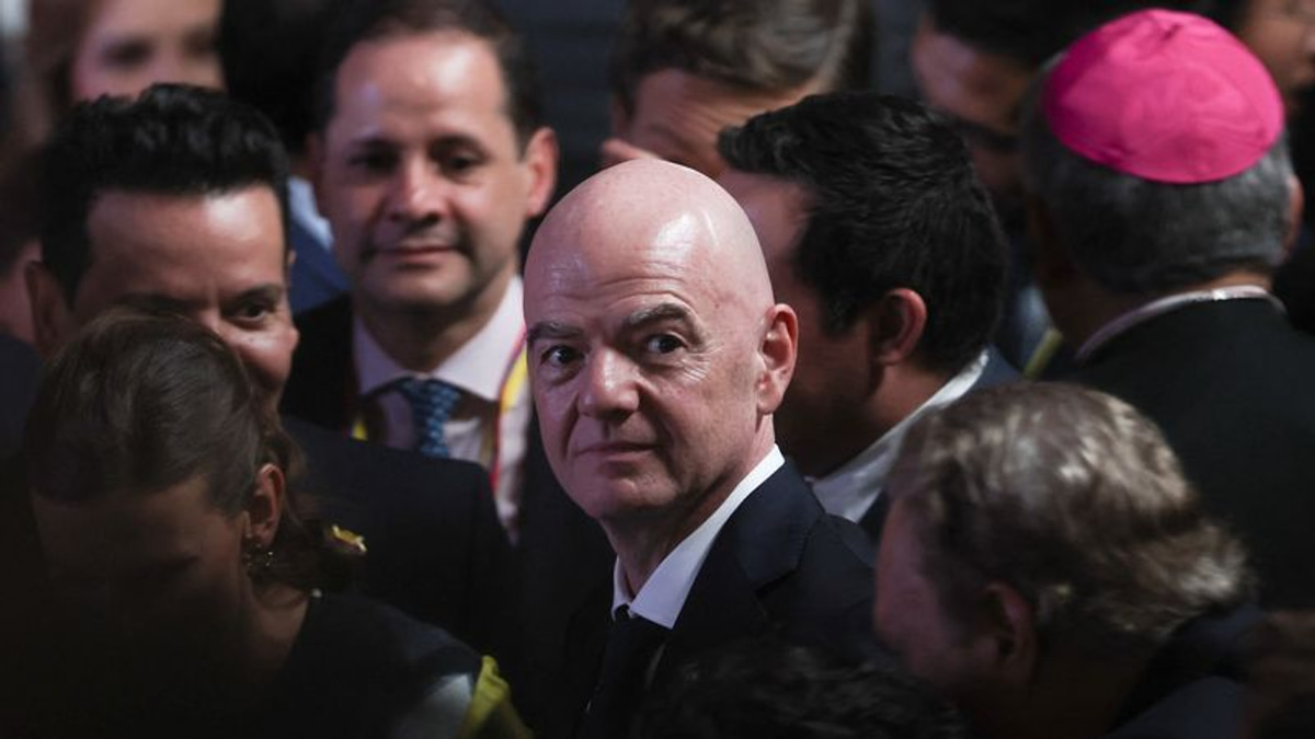FIFA Defends Infantino Against Leadership Challenge as World Cup Commercial Plan Collapses