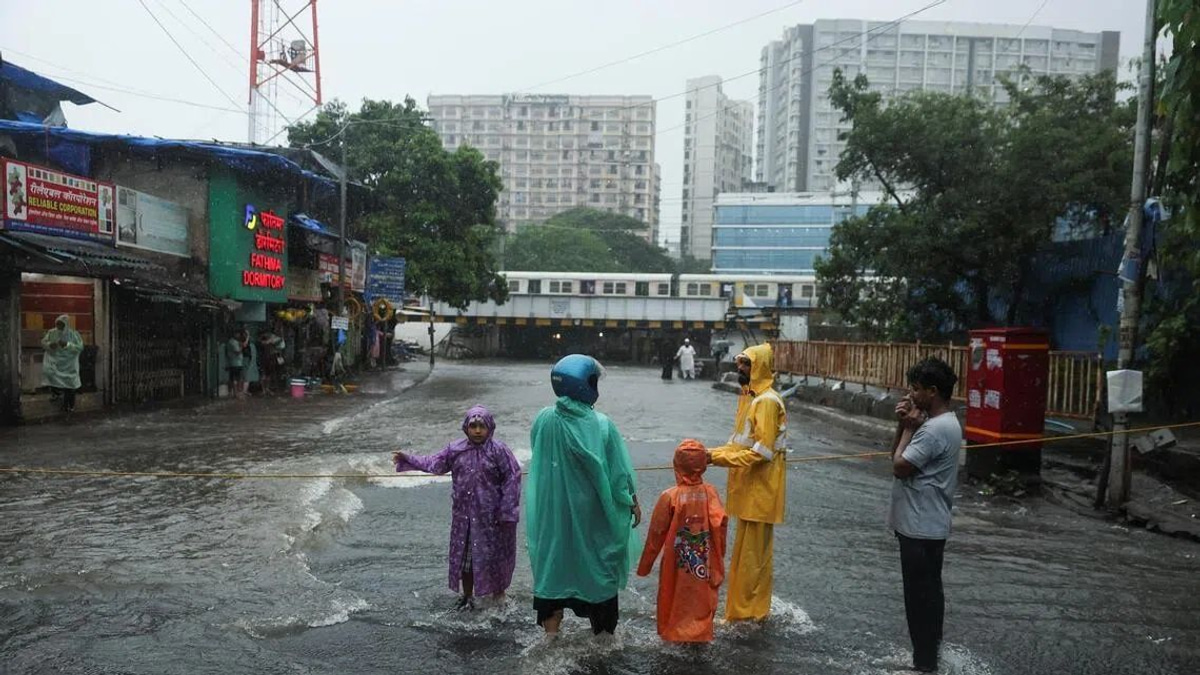 Mumbai Death Toll Rises to Two as Monsoon Batters City; Orange Alert Issued