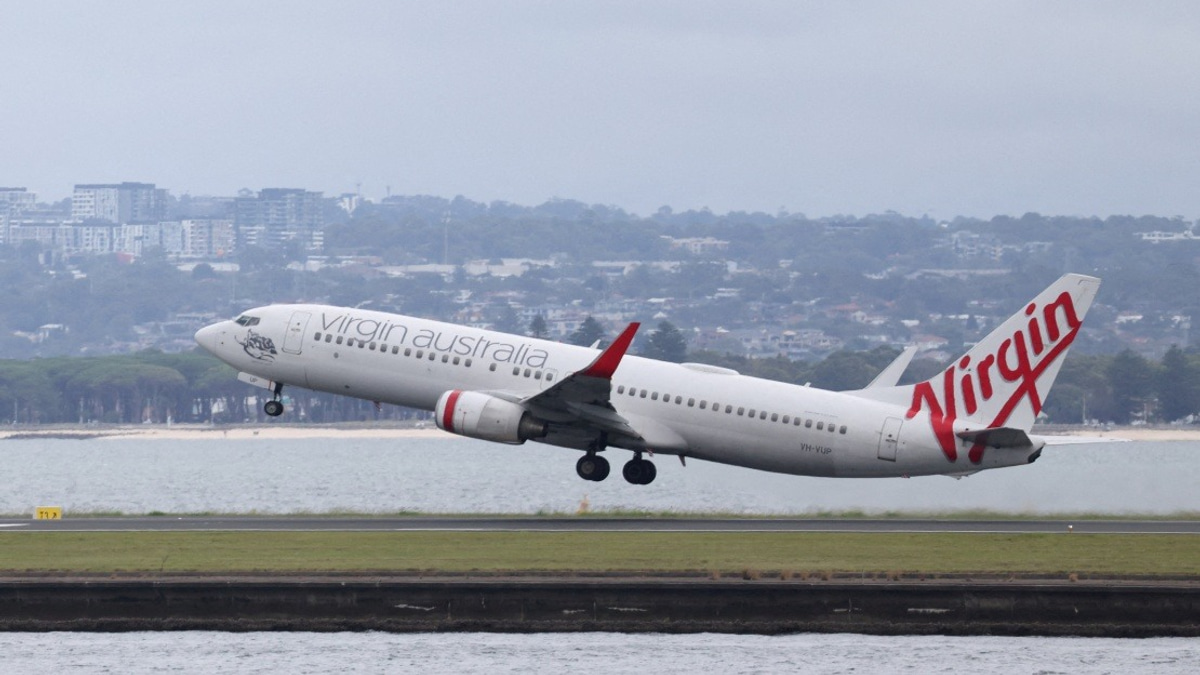 Jetstar and Qatar Airways Aircraft Have Near Miss at Sydney Airport; One Crew Member Injured