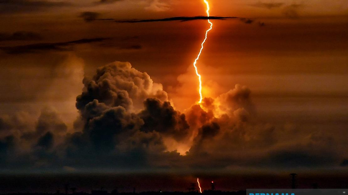Seven States Brace for Severe Thunderstorms and Heavy Downpours Until Evening