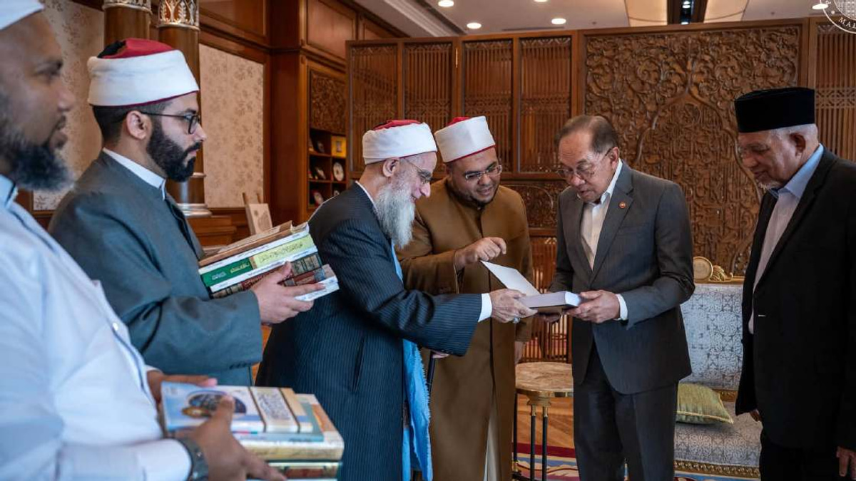PM Anwar Hosts Distinguished Egyptian Islamic Scholar at Putrajaya