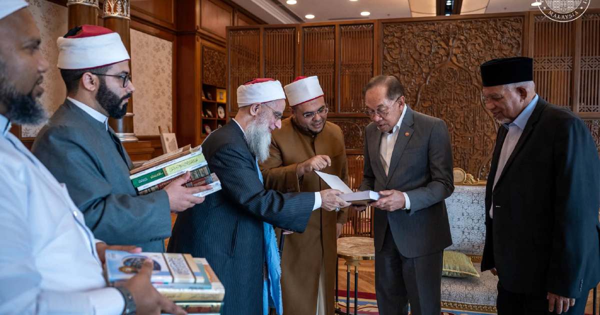 PM Anwar Hosts Distinguished Egyptian Islamic Scholar at Putrajaya