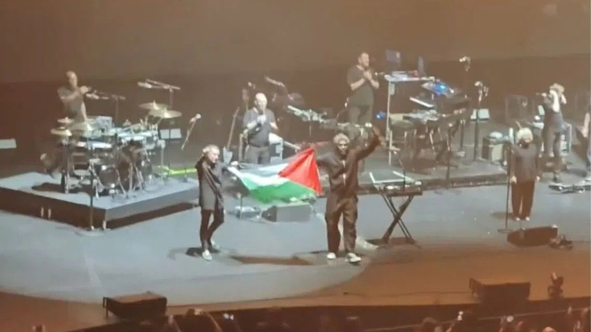 Massive Attack banned from Singapore over Palestinian flag protest during concert