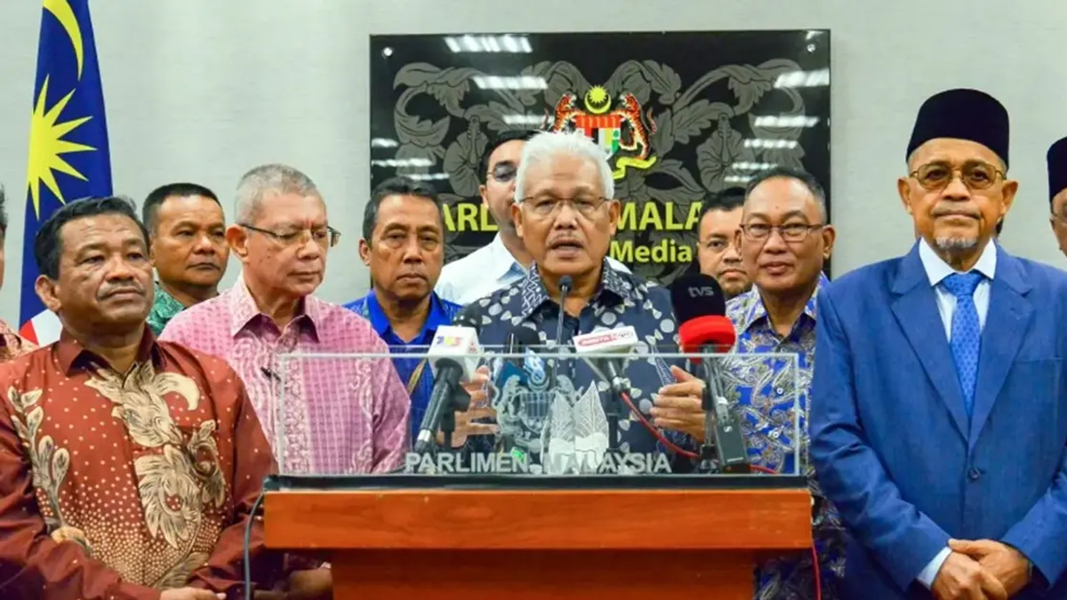 Opposition Demands Clarity on Azam's Appointment as NFCC Adviser Amid Ongoing Investigations