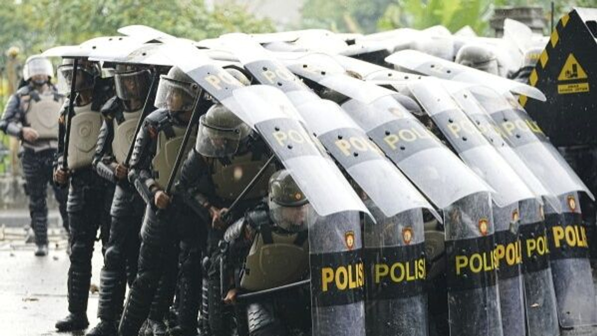 Police raids on senior prosecutor spark worries of Indonesia security divide
