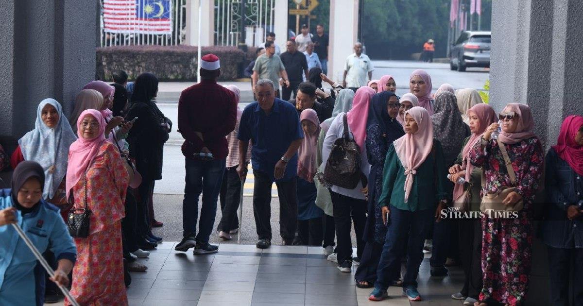 Media Throng Gathers as Former PM Ismail Sabri Expected to Face Charges